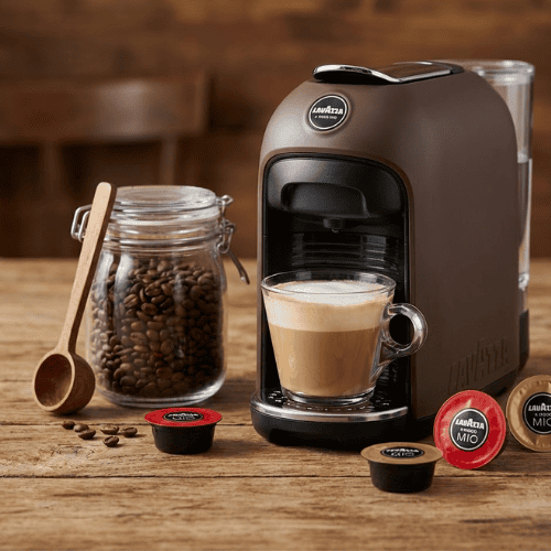Macchina da caffè sistema Lavazza A Modo Mio con capsule compatibili e tazzina di espresso italiano