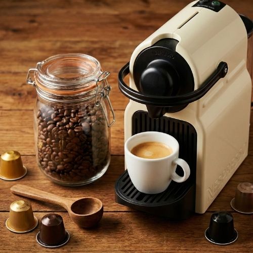 acchina da caffè e capsule compatibili sistema Nespresso con tazzina di espresso cremoso