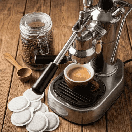 Cialde caffè in carta filtro E.S.E. 44mm compostabili con chicchi di caffè e tazzina espresso