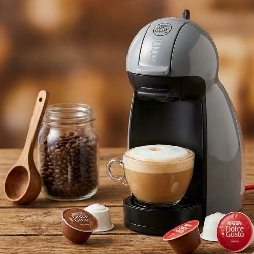 Macchina caffè Nescafé Dolce Gusto con capsule compatibili e tazzina di cappuccino